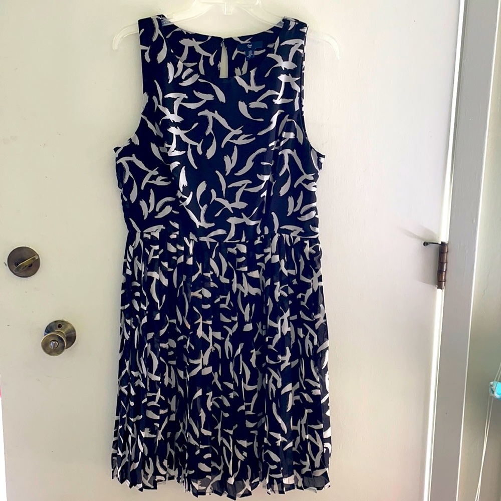 Gap blk wht sleeveless pleated kneelength dress 10